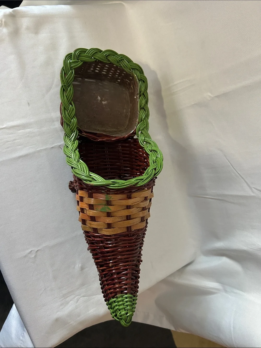 VTG two-tone wicker/rattan cornucopia basket with an attached tray base